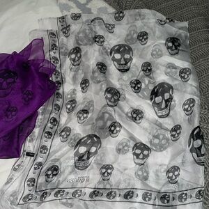 White skull scarf